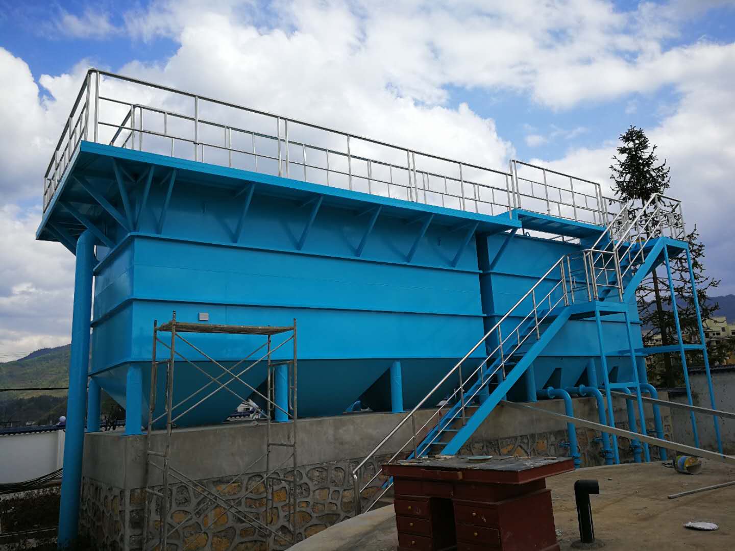 利川市凈化水設備筒體安裝.jpg